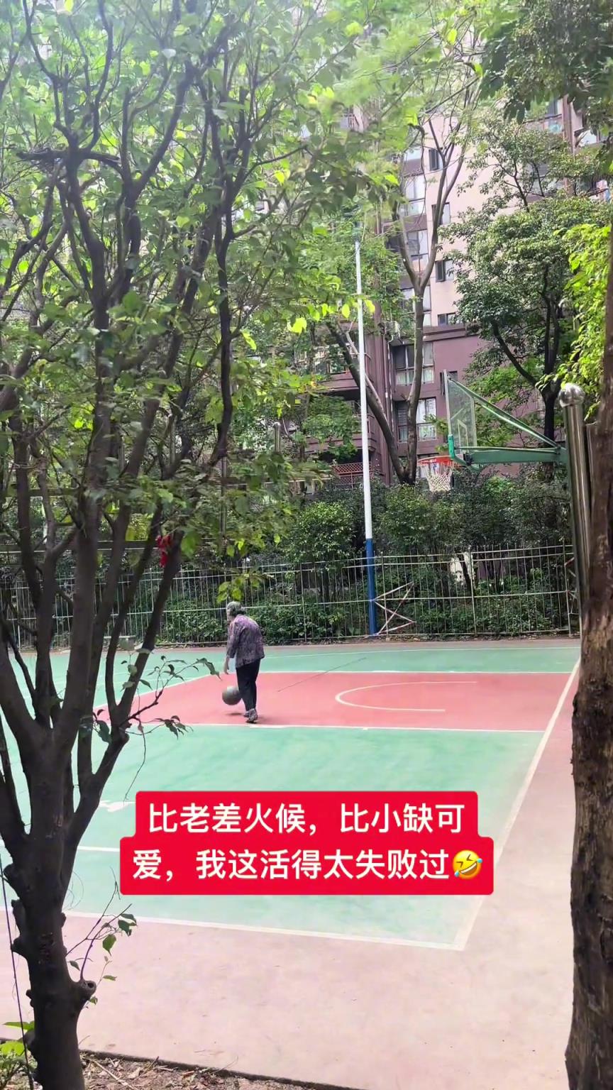 這阿婆單手一投一個準，姜還是老的辣