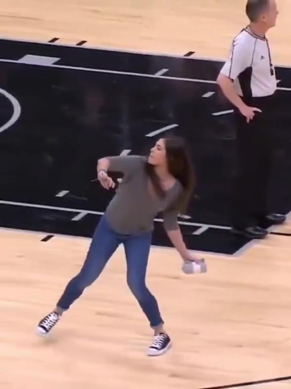 不愧是美國女籃主力，普拉姆的力量太嚇人了